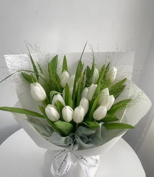 white tulip bouquet